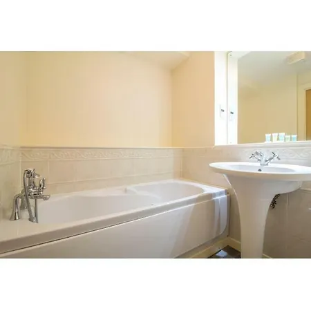 Tatil Evi Immaculate 2 Bed House, Sleeps 6, Free Parking *