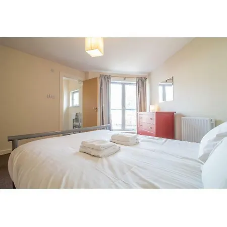 Immaculate 2 Bed House, Sleeps 6, Free Parking *