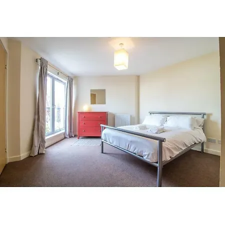 Immaculate 2 Bed House, Sleeps 6, Free Parking * Edinburgh