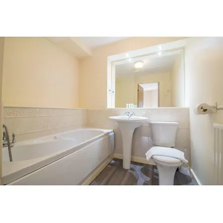 Immaculate 2 Bed House, Sleeps 6, Free Parking Tatil Evi Edinburgh