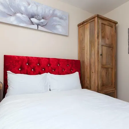Luxury Central Townhouse With A Hot Tub Edinburgh