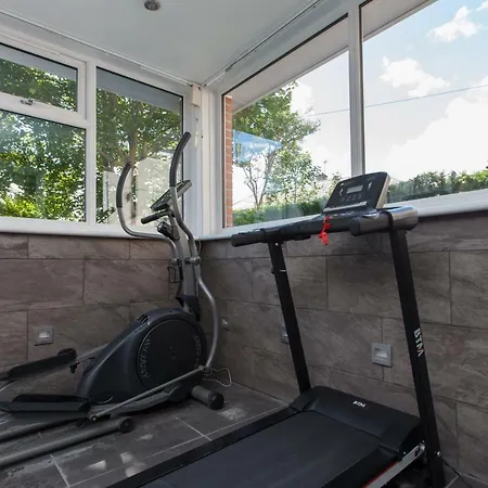 Luxury Central Townhouse With A Hot Tub *