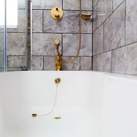 Luxury Central Townhouse With A Hot Tub Holiday home Edinburgh