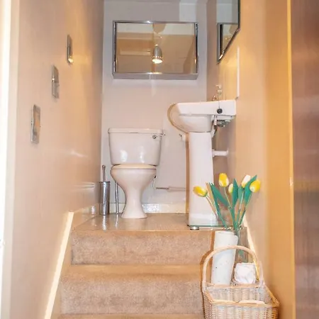 Cosy 2 Bedroom *