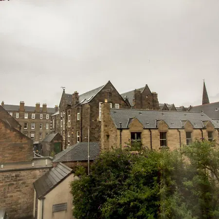 Apartment Bright & Tranquil Near Centre With Free Parking!