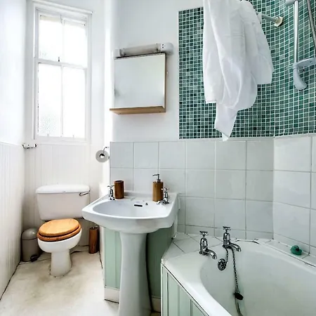 Homey 2br Flat In By Guestready Edinburgh
