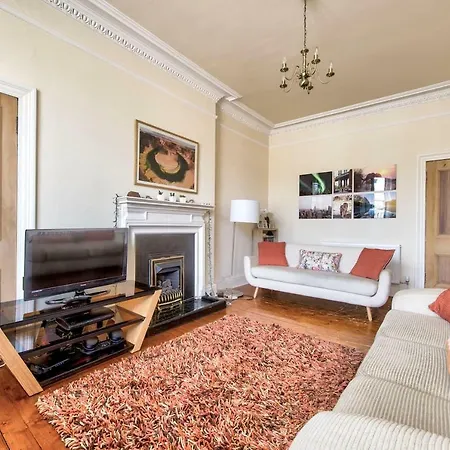 Homey 2br Flat In By Guestready Edinburgh