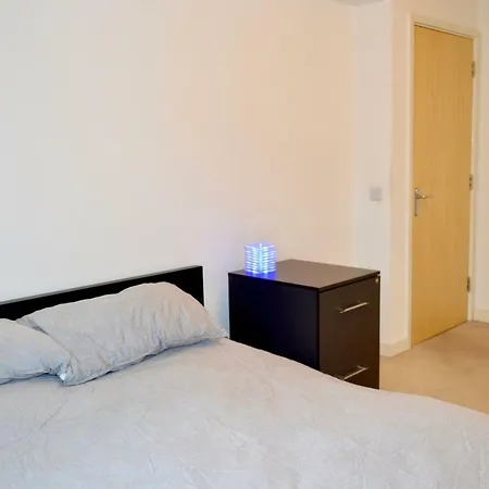 Spacious And Bright 2 Bedroom Flat In Bonnington Edinburgh