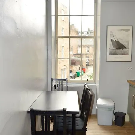 Charming Traditional 2 Bedroom Flat In New Town *