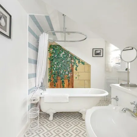 The Albany Street Apartment