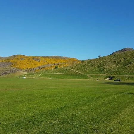Beautiful Holyrood Park Apartment *