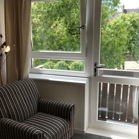 Apartment Chessels Court