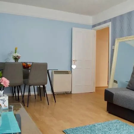Modern 2 Bedroom *