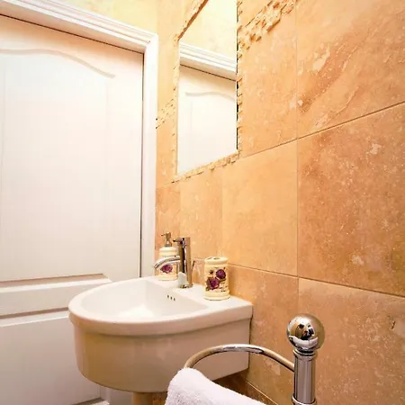 Stylish Near Royal Mile Apartment Edinburgh