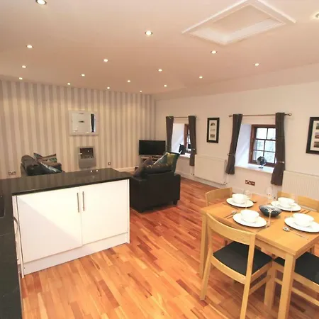 Quiet City Centre New Town Mews Flat With Parking Apartment *