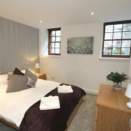 Quiet City Centre New Town Mews Flat With Parking