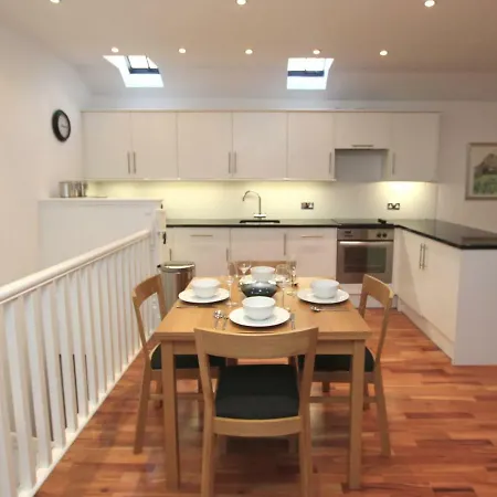 Quiet City Centre New Town Mews Flat With Parking *