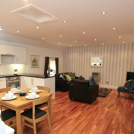 Quiet City Centre New Town Mews Flat With Parking