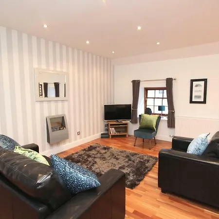 Quiet City Centre New Town Mews Flat With Parking Apartment