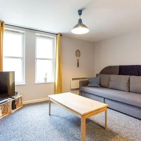 Great Location, 3 Bedroom Flat At The Shore