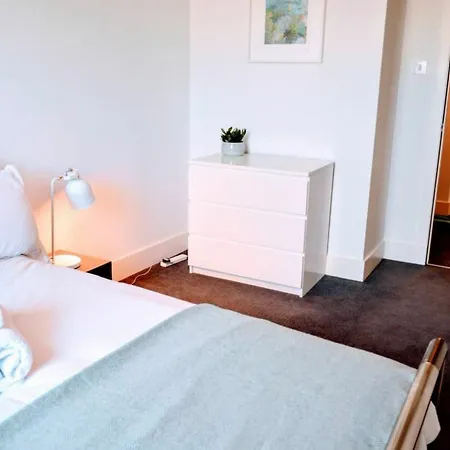 Beautifully Renovated -central Apartment *