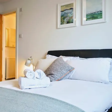 Beautifully Renovated -central Apartment