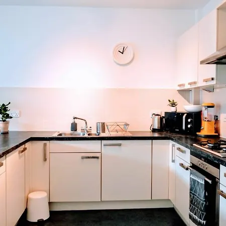 Beautifully Renovated -central Apartment
