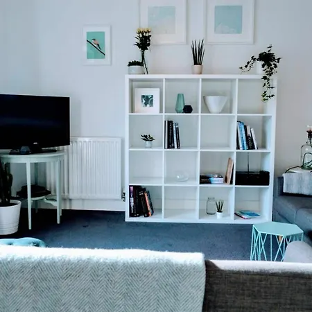 Beautifully Renovated -central Apartment *