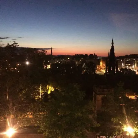 Modern Flat With Fantastic Views By The Royal Mile Edinburgh