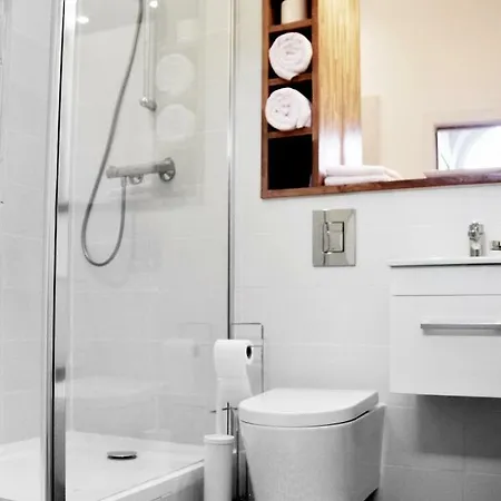 Stylish Flat In 1860's Listed Building *