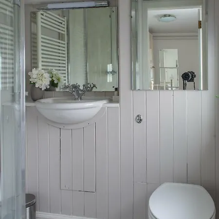 Apartment Fabulous With Three Ensuite Bedrooms, Private Patio And Garden