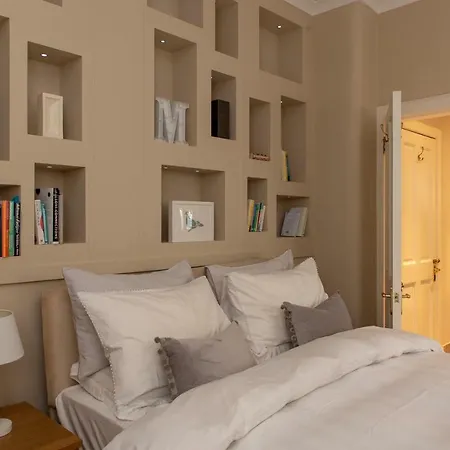 Apartment Fabulous With Three Ensuite Bedrooms, Private Patio And Garden
