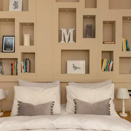 Fabulous With Three Ensuite Bedrooms, Private Patio And Garden Apartment *