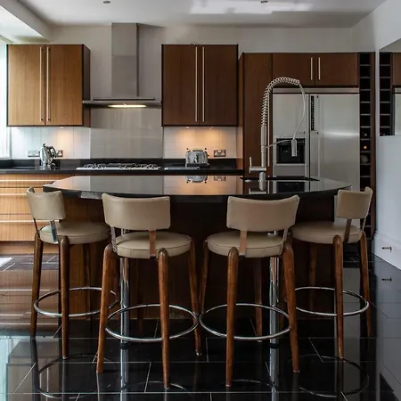 Fabulous With Three Ensuite Bedrooms, Private Patio And Garden * Edinburgh