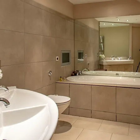 Fabulous With Three Ensuite Bedrooms, Private Patio And Garden Apartment