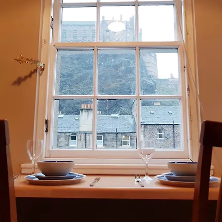 Central Studio Flat With View To The Castle * إدنبرة