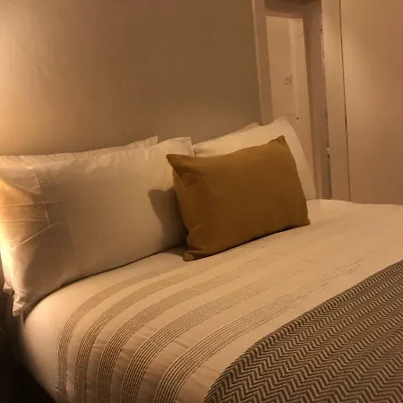 10-mins To Princess Street 1bdr Flat *