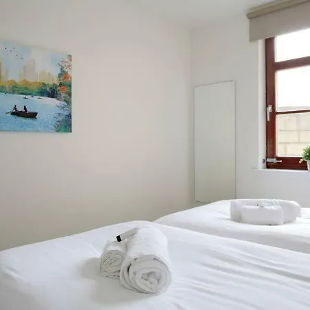 Fantastic Flat In The Vibrant Shore Area Apartment