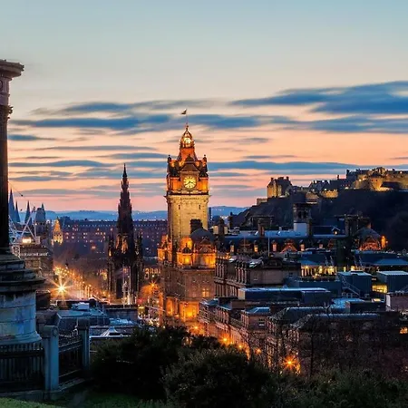 Traditional 3 Bedroom Quiet Duplex Flat By High St, Trams And Buses - Just 1-5 Miles To Centre *