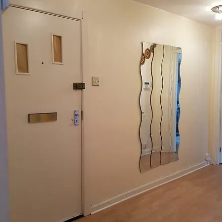 A Double Room In Vibrant Leith- Female Guest Only בית אירוח