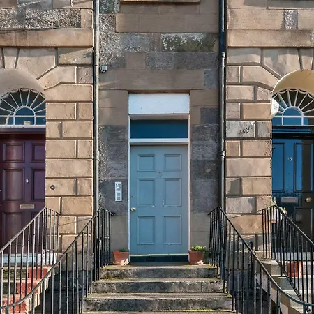 Large Designer's Flat Near Park And The Shore, Free Parking