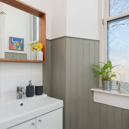 Large Designer's Flat Near Park And The Shore, Free Parking