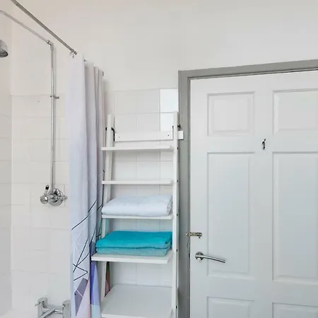 Large Designer's Flat Near Park And The Shore, Free Parking Appartement Édimbourg