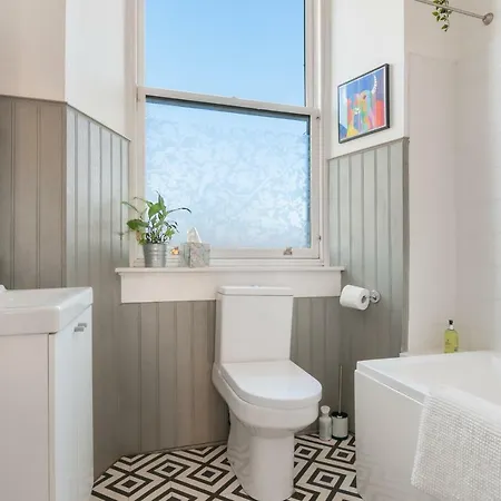 Large Designer's Flat Near Park And The Shore, Free Parking Appartement Édimbourg