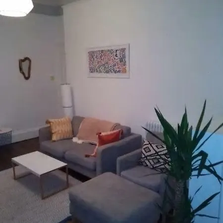 Stylish 3br Apt In Beautiful Residential *