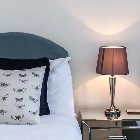 Charming, & Spacious Georgian 3 Bed شقة *