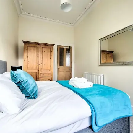 3 Bed Stylish & Spacious Georgian City Centre דירה *
