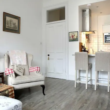 5 Star Beautiful & Vintage, Spacious In Chic Location!