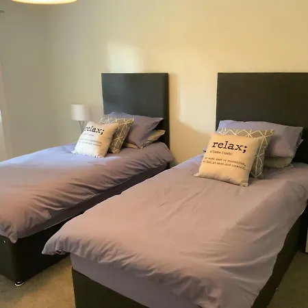 2 Large Double Bedrooms, 1 Bthrm Plus 1 En-suite Shower , Unique Garden Flat With Parking *