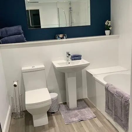 2 Large Double Bedrooms, 1 Bthrm Plus 1 En-suite Shower , Unique Garden Flat With Parking Édimbourg